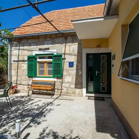 Apartment Ivan Drniš