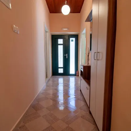 Ivan Apartamento Drniš
